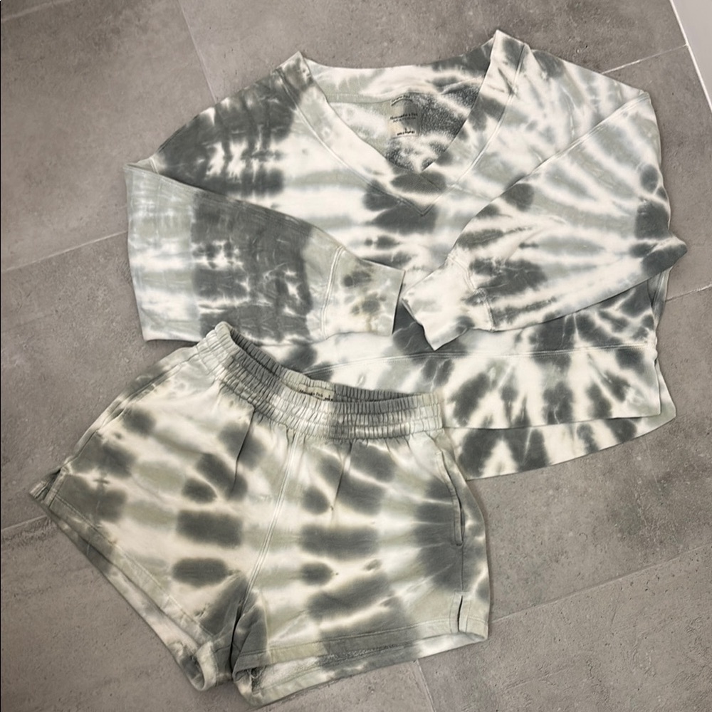 Abercrombie & Fitch Gray matching sweater and sweat-short set size small